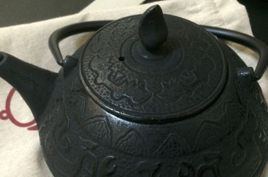 鑄鐵壺開(kāi)壺方法，鑄鐵茶壺怎么開(kāi)壺方法