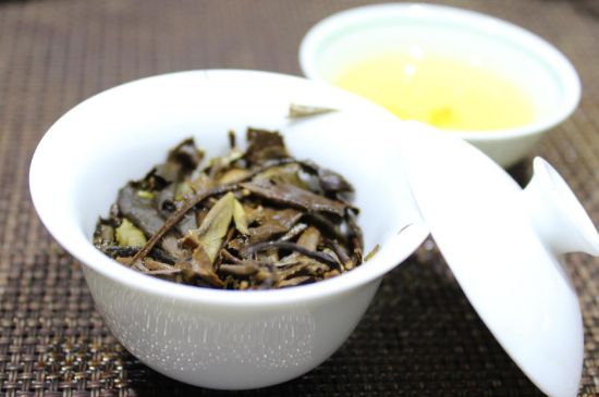怎么撬老白茶茶餅不容易碎，福鼎白茶如何撬茶方法
