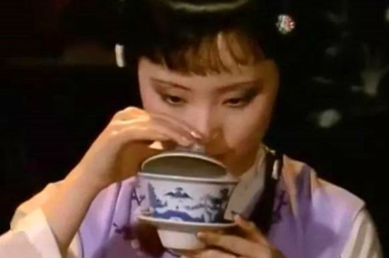 女士喝茶優(yōu)雅姿勢，女士正確喝茶姿勢禮儀