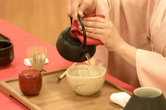 女人喝茶要行扣茶禮嗎，叩茶禮女士能用嗎？