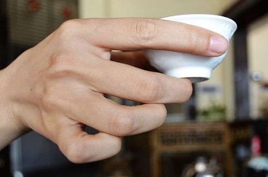女士喝茶的手勢，女人正確喝茶手勢姿勢圖