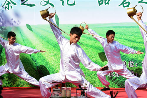 河南農(nóng)大辦茶文化周 女大學(xué)生穿旗袍弘揚(yáng)茶文化
